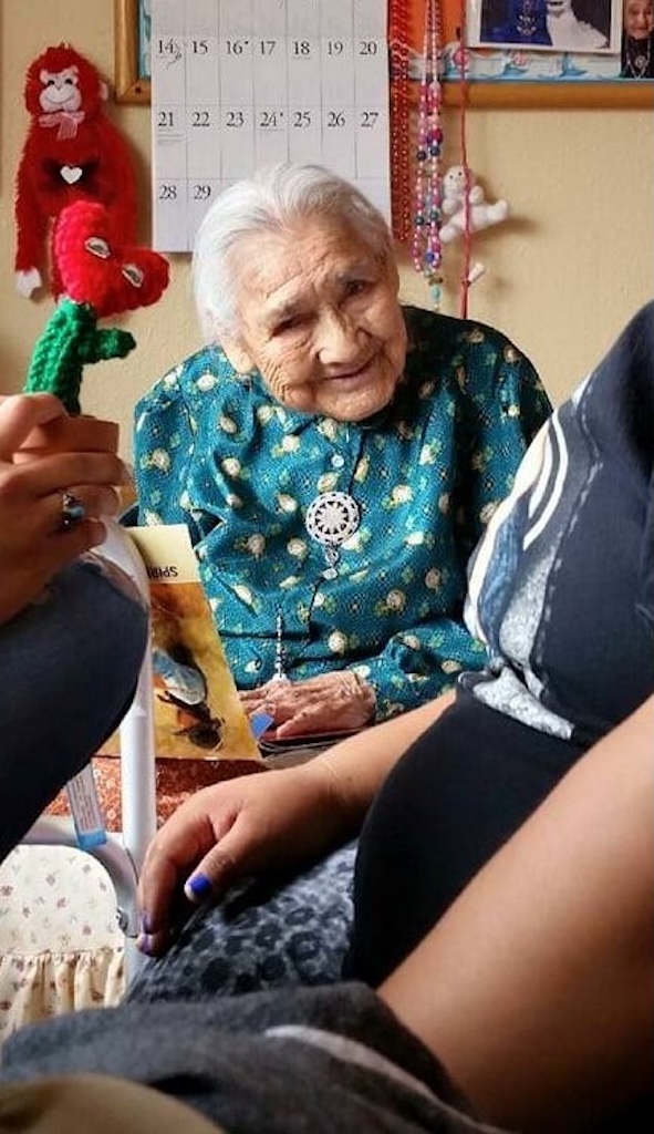 Yitanibah Lee visiting with grandchildren and great grandchildren.